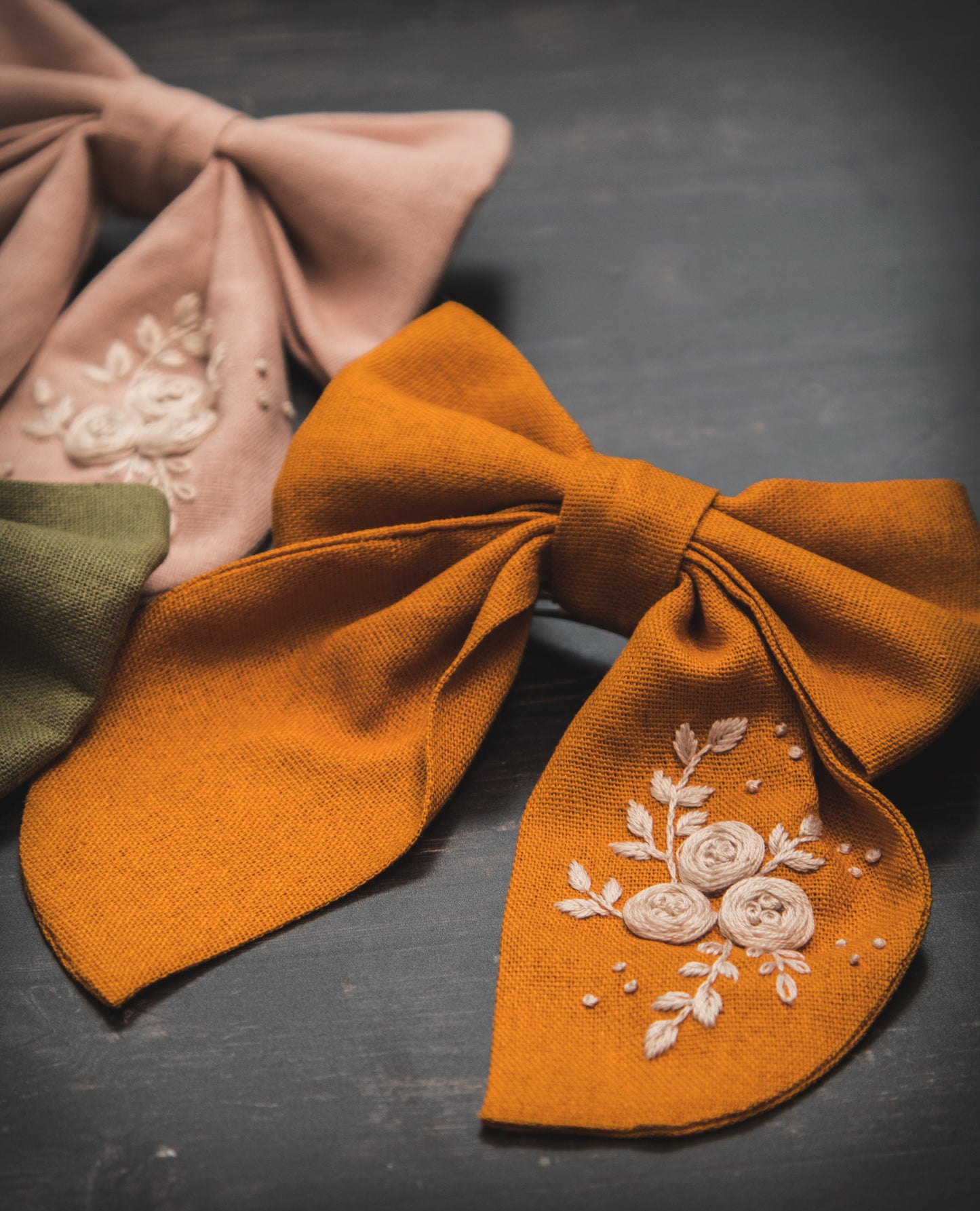 Pinche cinta con bordado