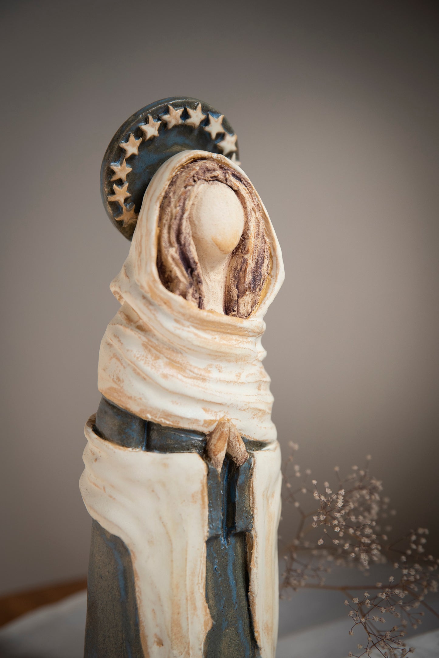 Virgen de cerámica manto blanco