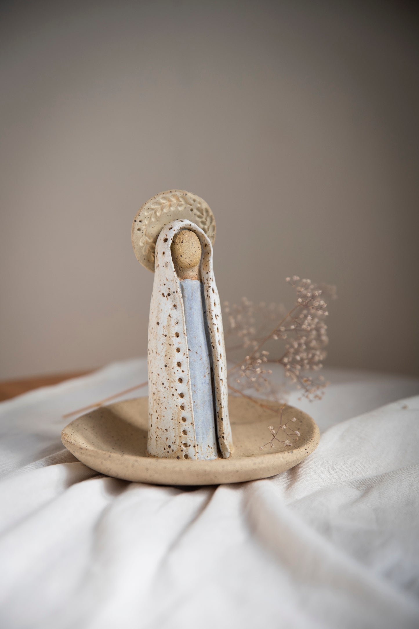 Plato de cerámica con virgen - Blanca (M)
