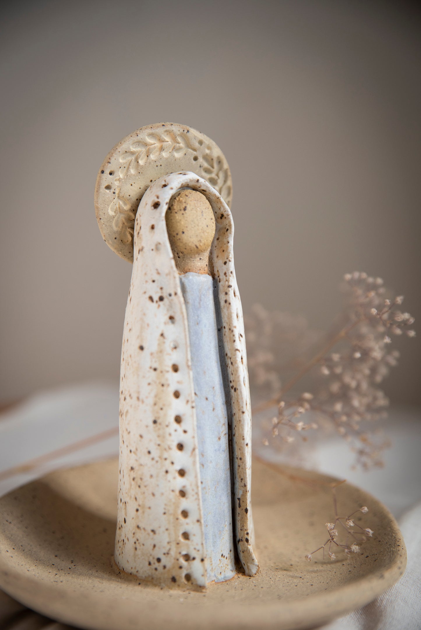 Plato de cerámica con virgen - Blanca (M)
