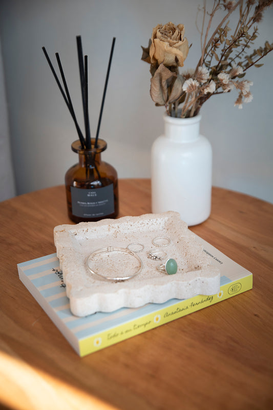 Bandeja de mármol cuadrada con borde curvo