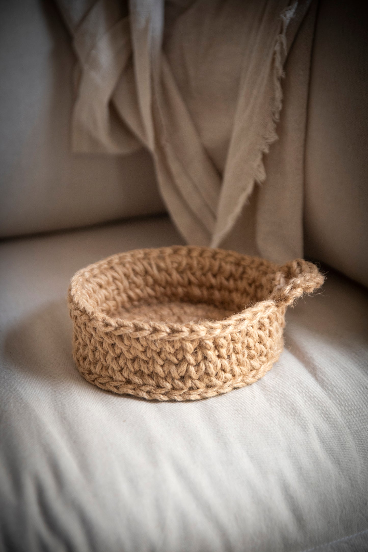Cesta con asa tejida en yute