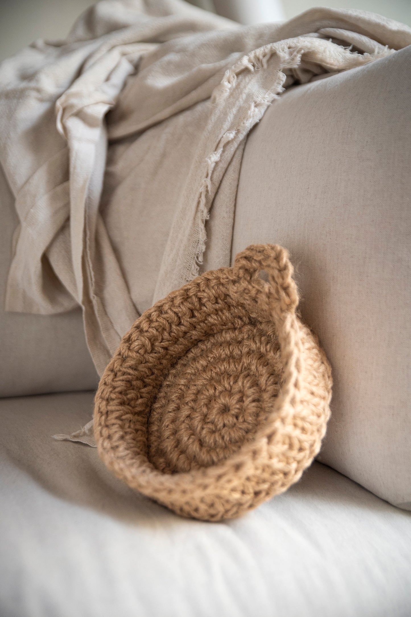 Cesta con asa tejida en yute