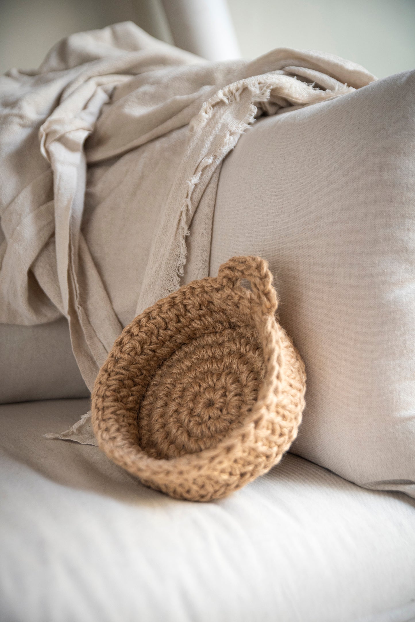 Cesta con asa tejida en yute