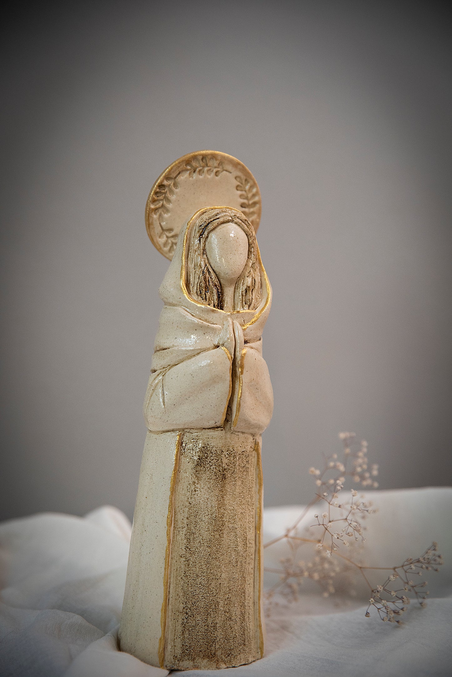 Virgen con su manto
