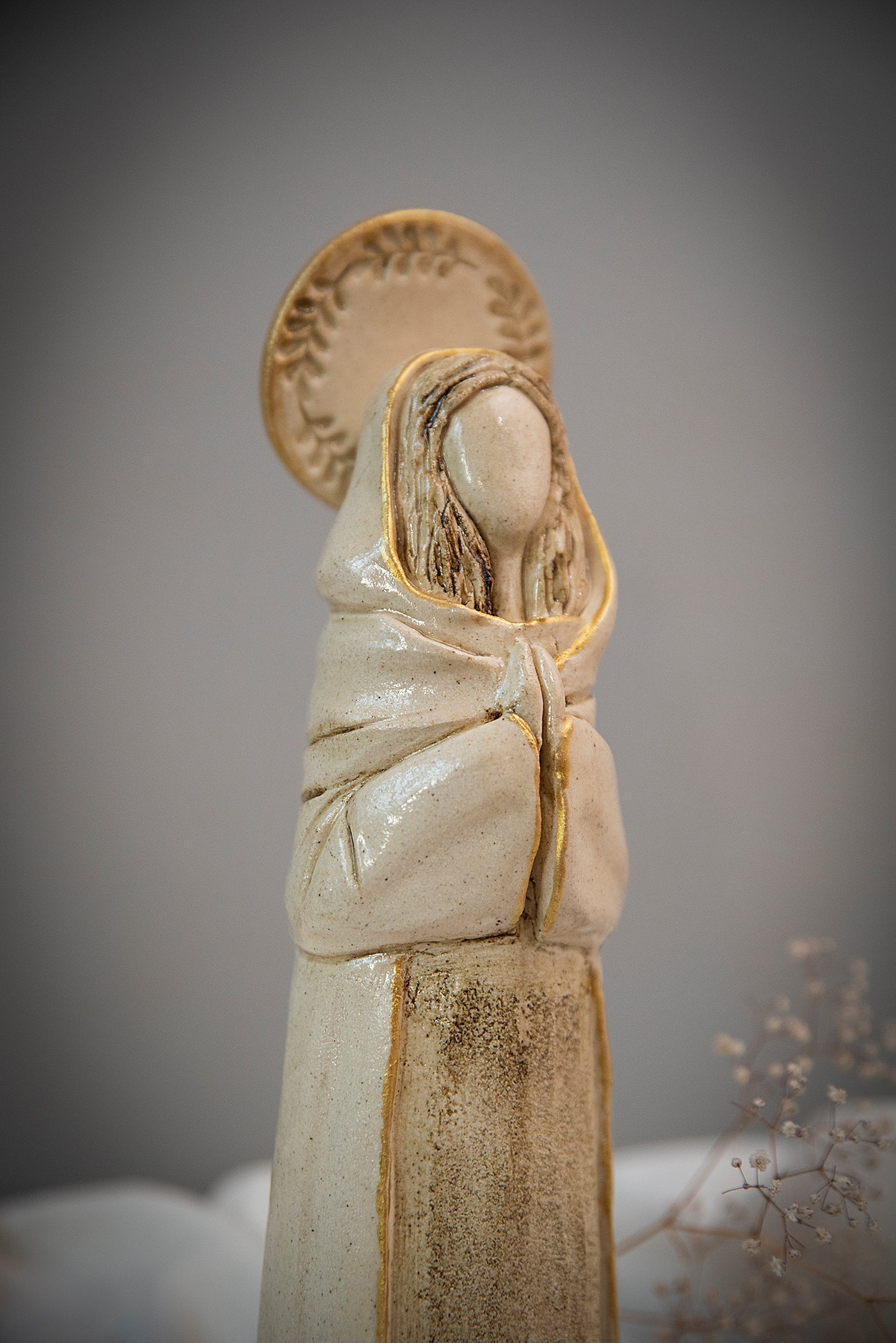 Virgen con su manto