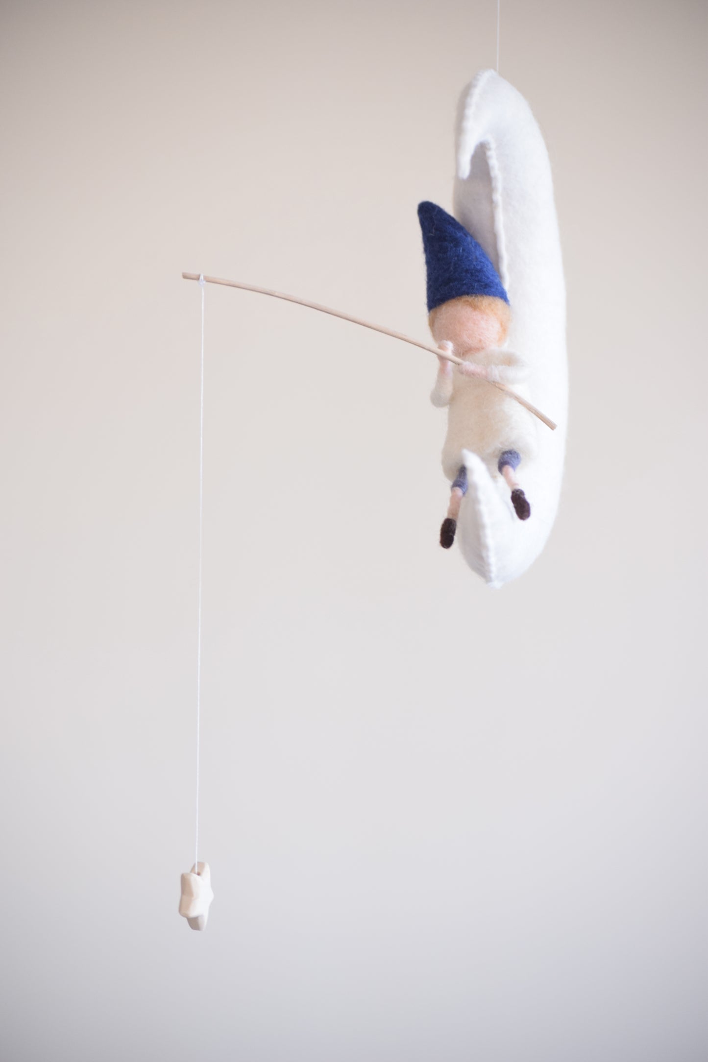 Móvil niño pescador en la luna