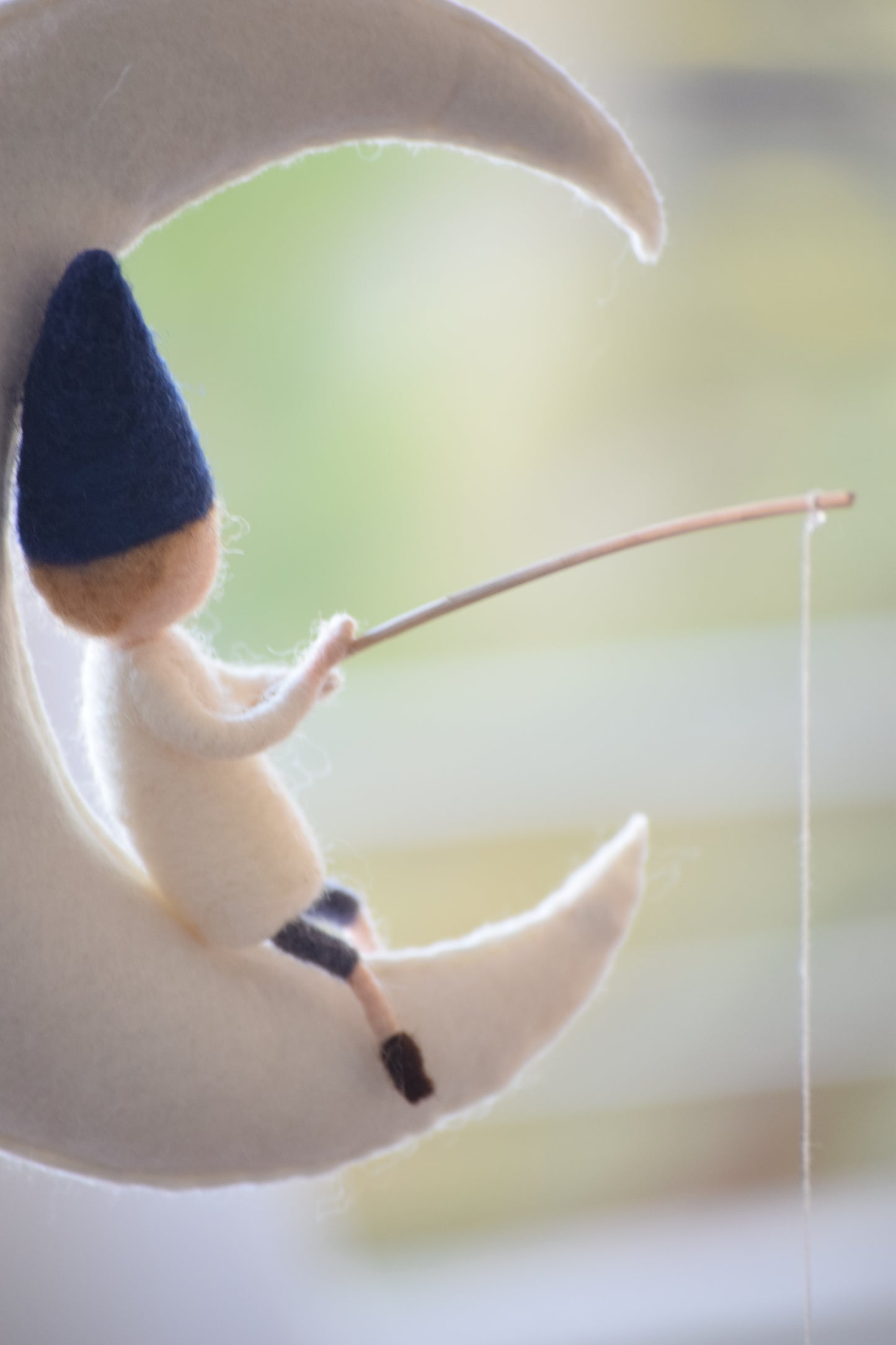 Móvil niño pescador en la luna