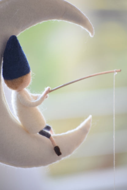 Móvil niño pescador en la luna
