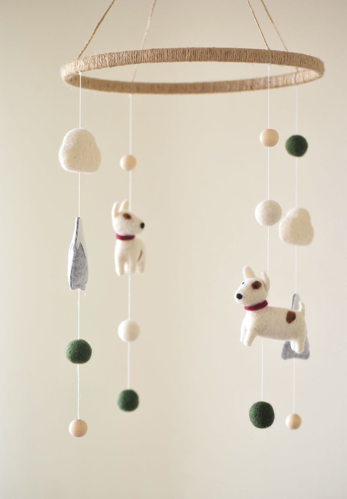 Móvil perritos blancos