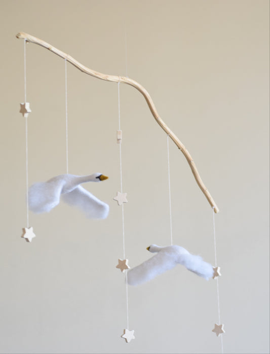 Móvil cisnes volando