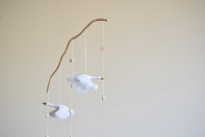 Móvil cisnes volando