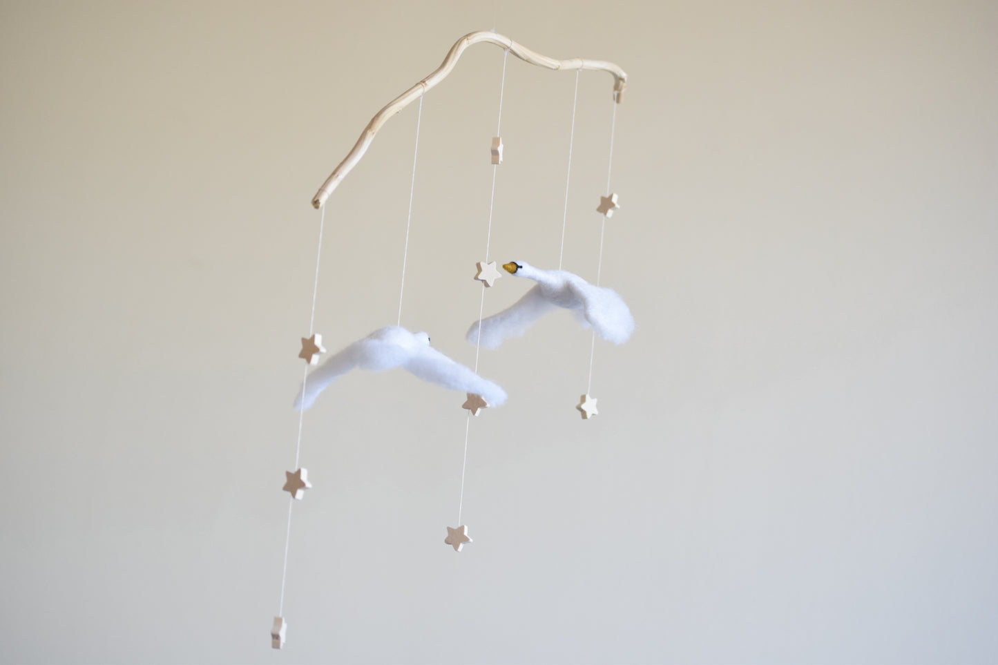 Móvil cisnes volando