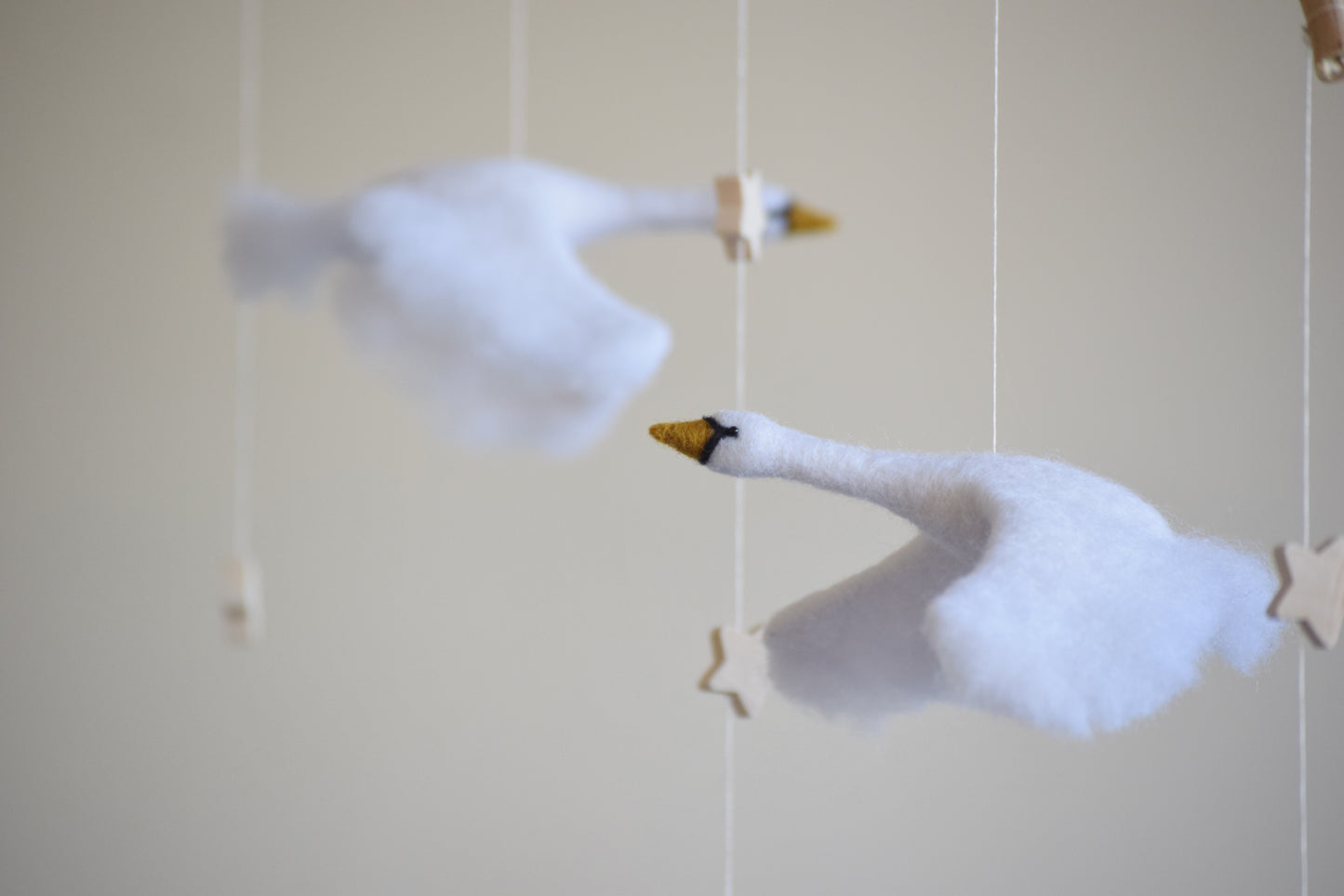 Móvil cisnes volando