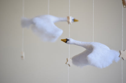 Móvil cisnes volando