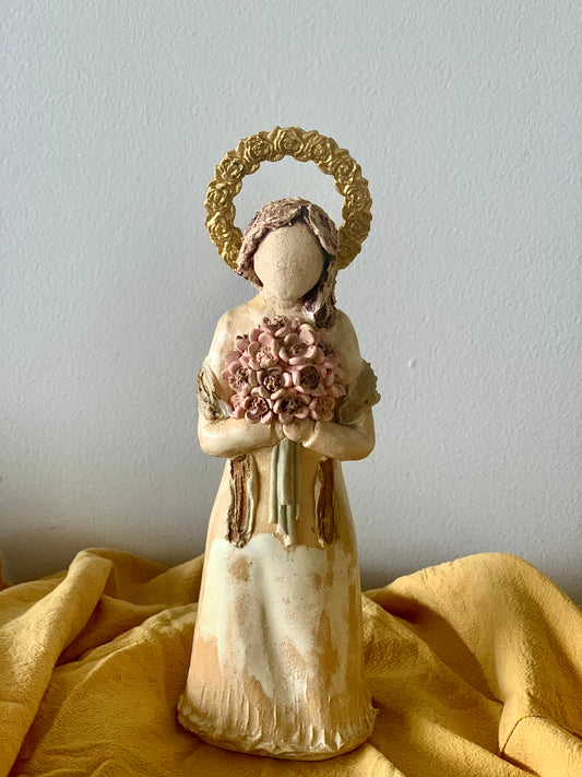 Virgen de cerámica con ramo de flores