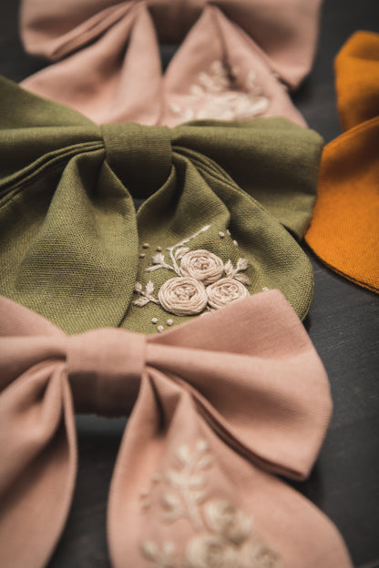 Pinche cinta con bordado