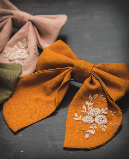 Pinche cinta con bordado