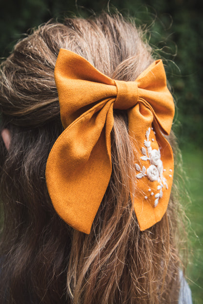 Pinche cinta con bordado