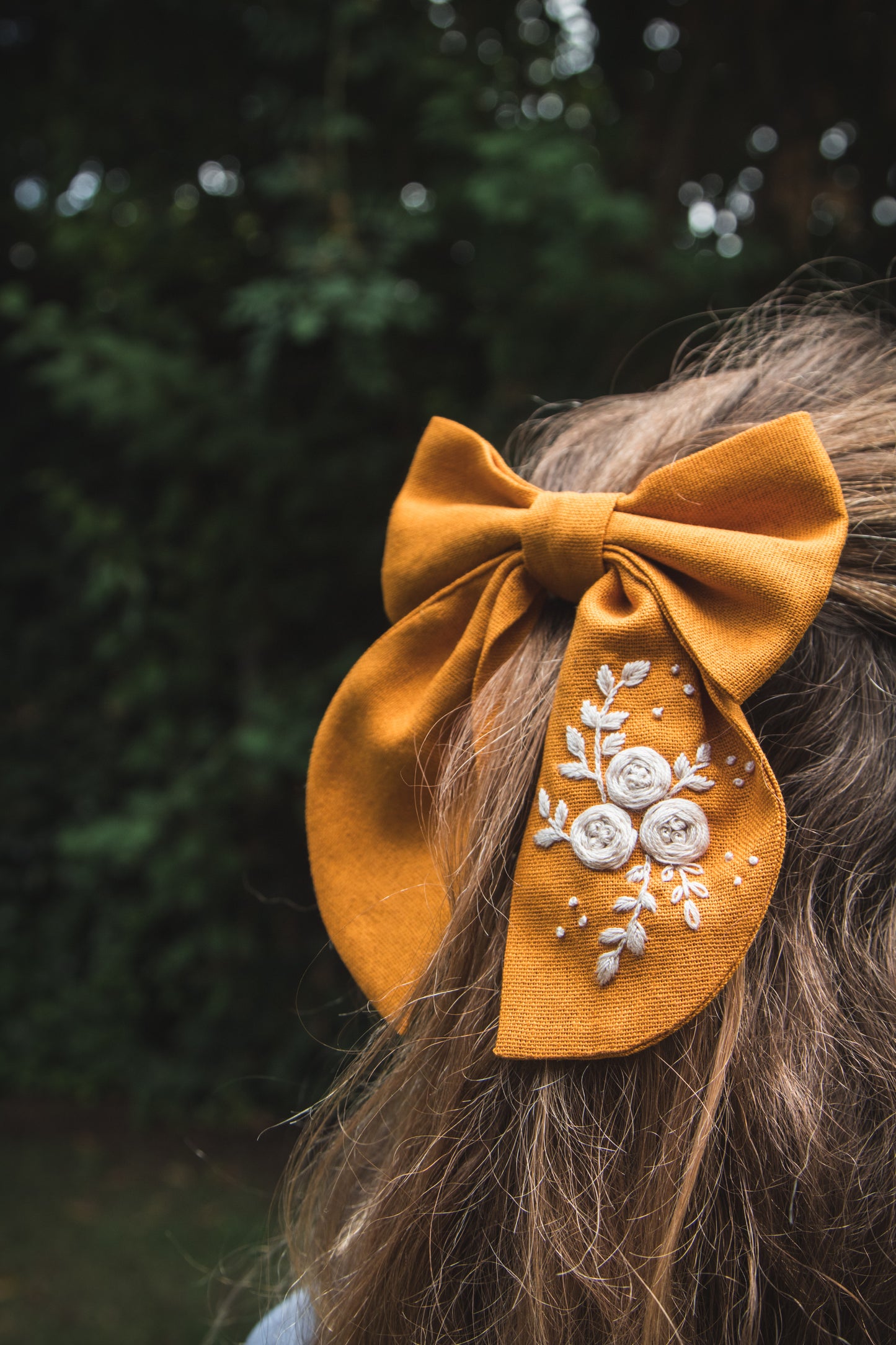 Pinche cinta con bordado