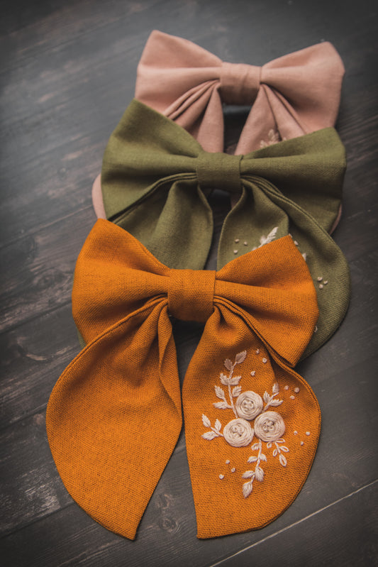 Pinche cinta con bordado