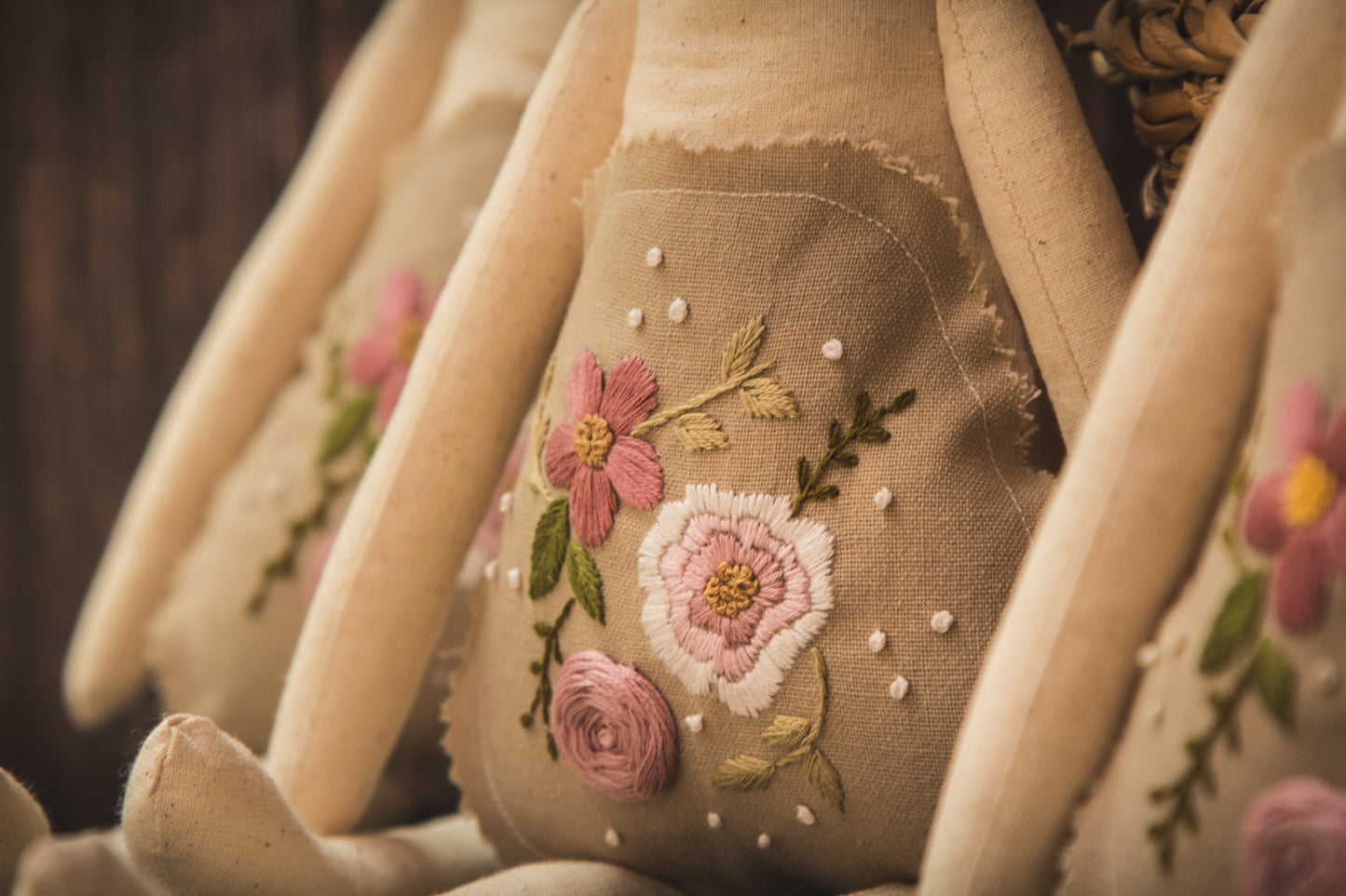 Conejita de algodón con flores bordadas