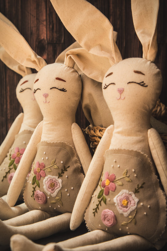 Conejita de algodón con flores bordadas