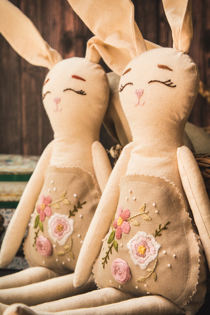 Conejita de algodón con flores bordadas