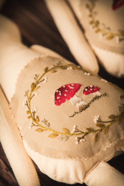 Conejito de algodón con hongo bordado