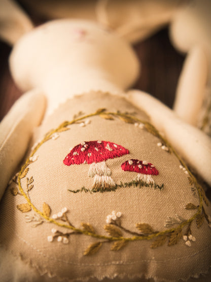 Conejito de algodón con hongo bordado