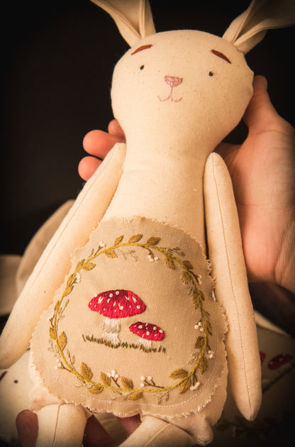 Conejito de algodón con hongo bordado