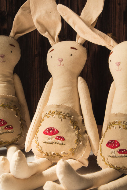 Conejito de algodón con hongo bordado