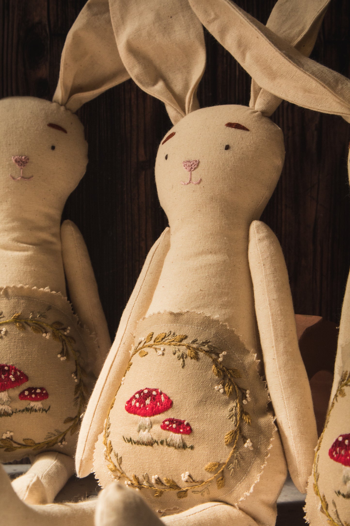 Conejito de algodón con hongo bordado