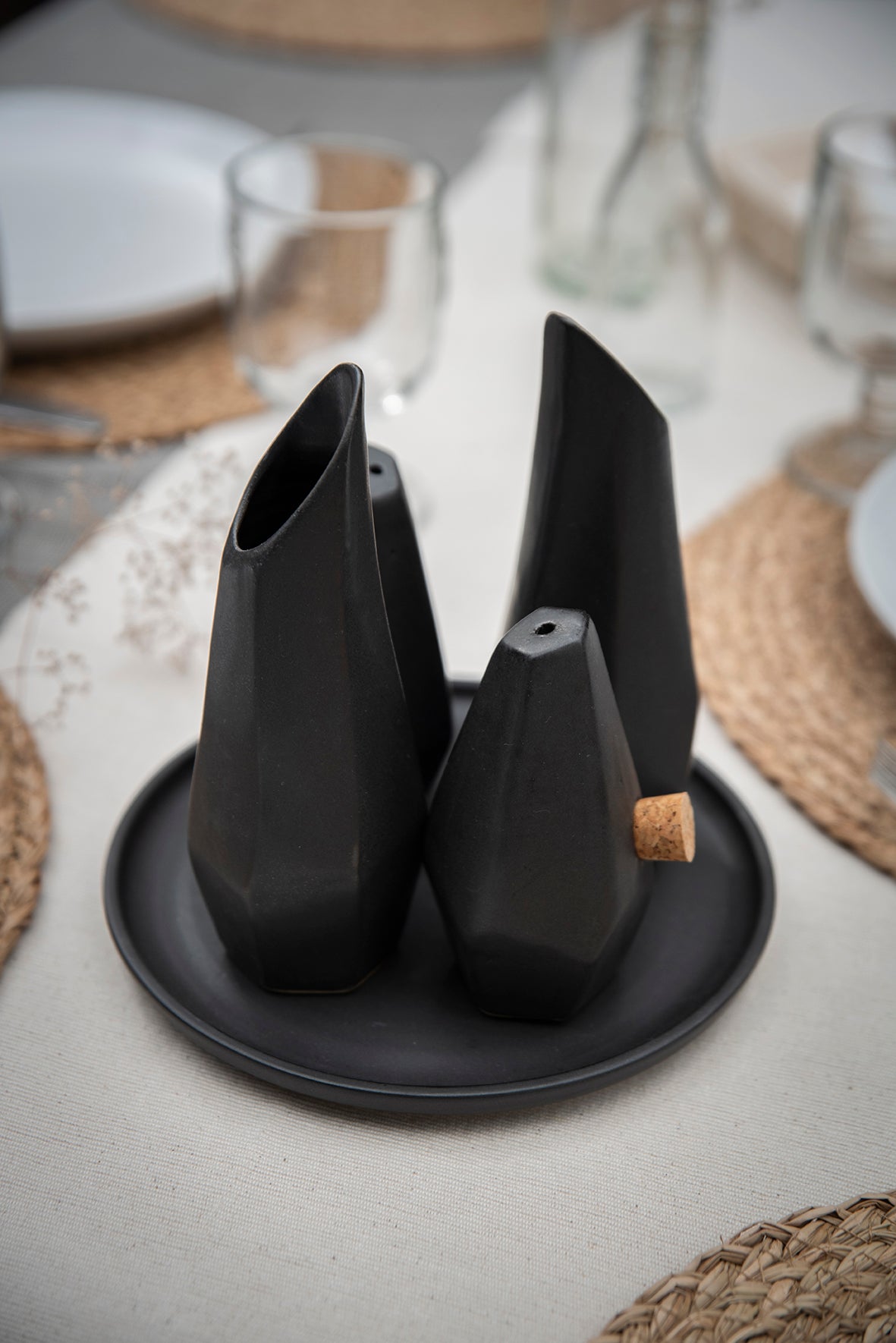 Alcuza geométrica negra