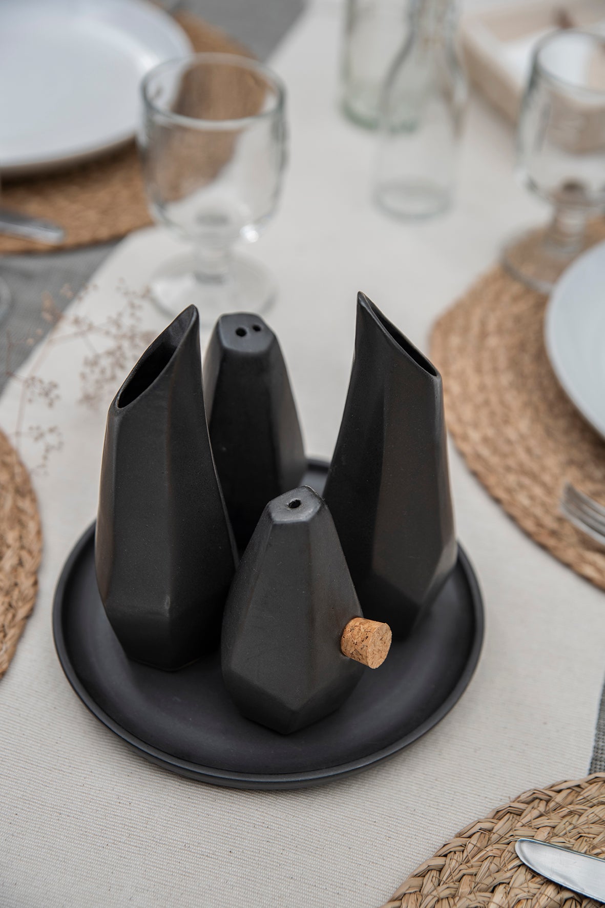 Alcuza geométrica negra