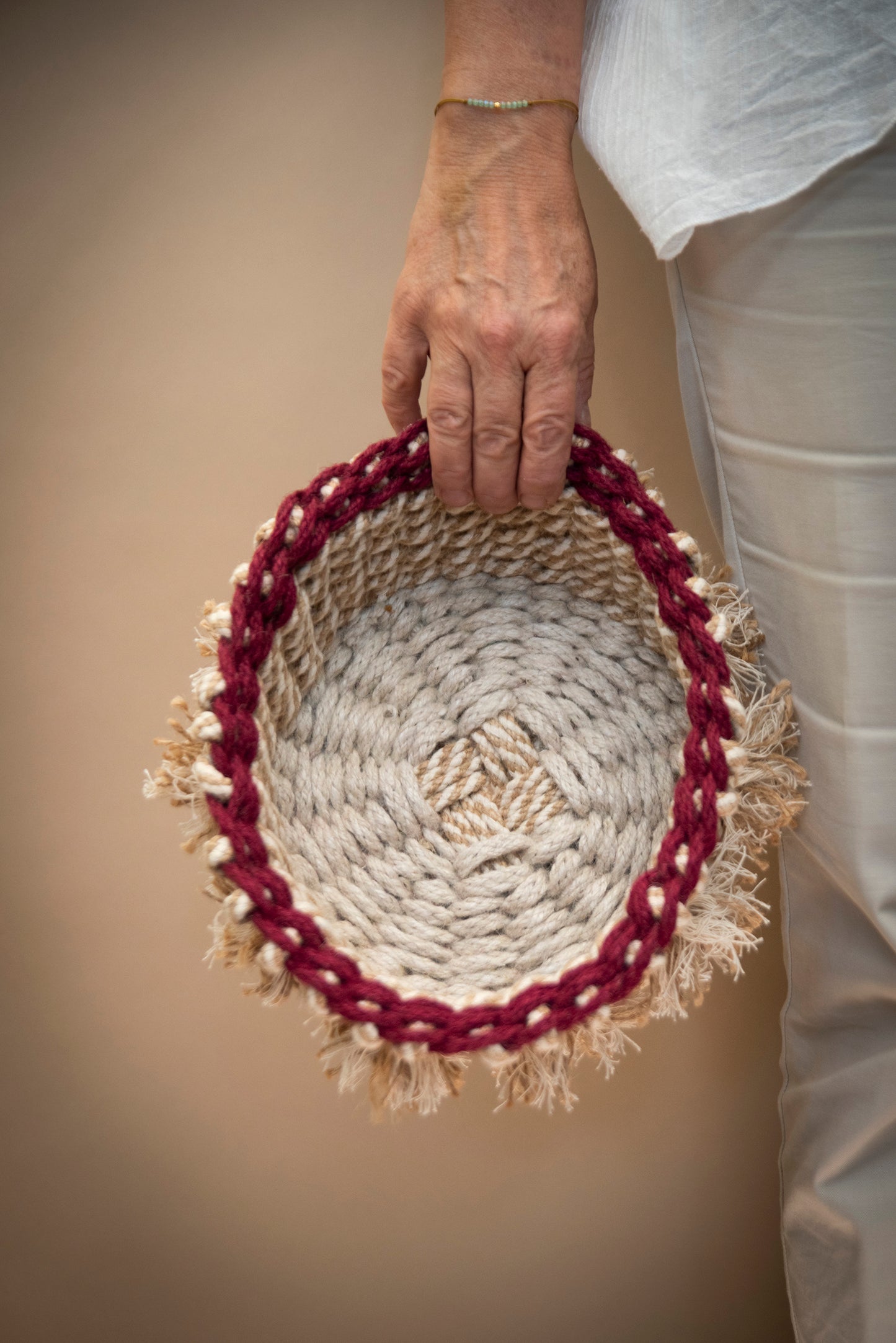 Cesta en yute burdeo y blanco