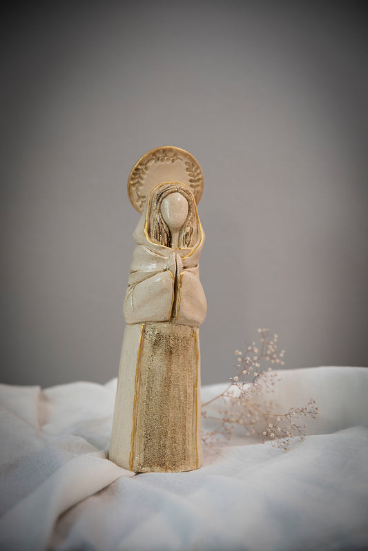 Virgen con su manto