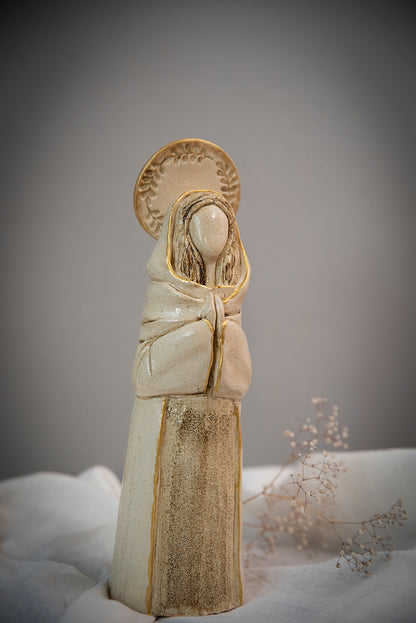 Virgen con su manto